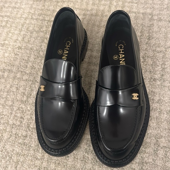 CHANEL Shoes - CHANEL Women's Interlocking CC Logo Loafers in black